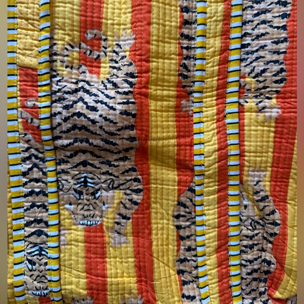 NWOT Vibrant Yellow & Orange Striped Tiger Tote Bag - Picture 3 of 3